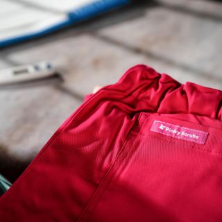 🩺Kterou barvu kalhot nosíte do práce nejraději? 🤔 #pinkyscrubs #zdravotnickeobleceni