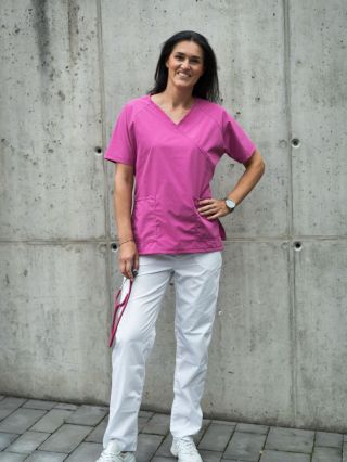 🩺Nová halena v malinové barvě je tady! 💓Pohodlná, stylová a připravená rozzářit tvůj pracovní den. #pinkyscrubs...