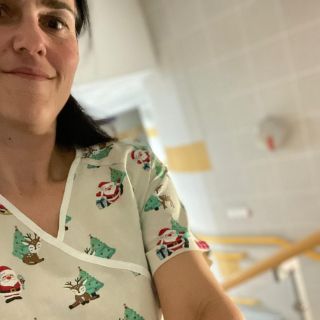 Nalaďte se na Vánoce 🎄Třeba s touto naší vánoční halenkou 👆 #pinkyscrubs #vánoce #zdravotnickeobleceni